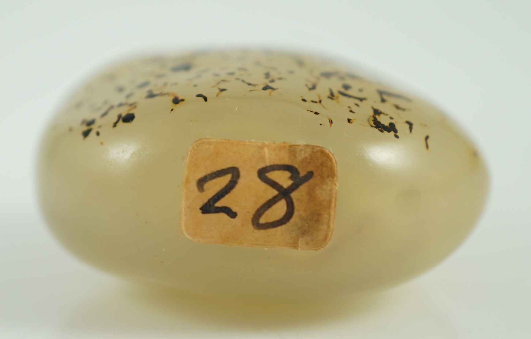 A Chinese shadow agate pebble snuff bottle, 18th/19th century, total height 6.5cm